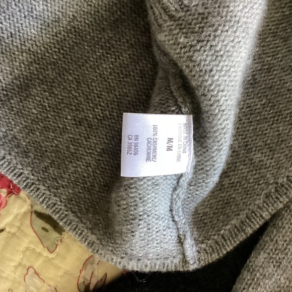 Theory cashmere v neck cardigan size medium - Picture 6 of 6